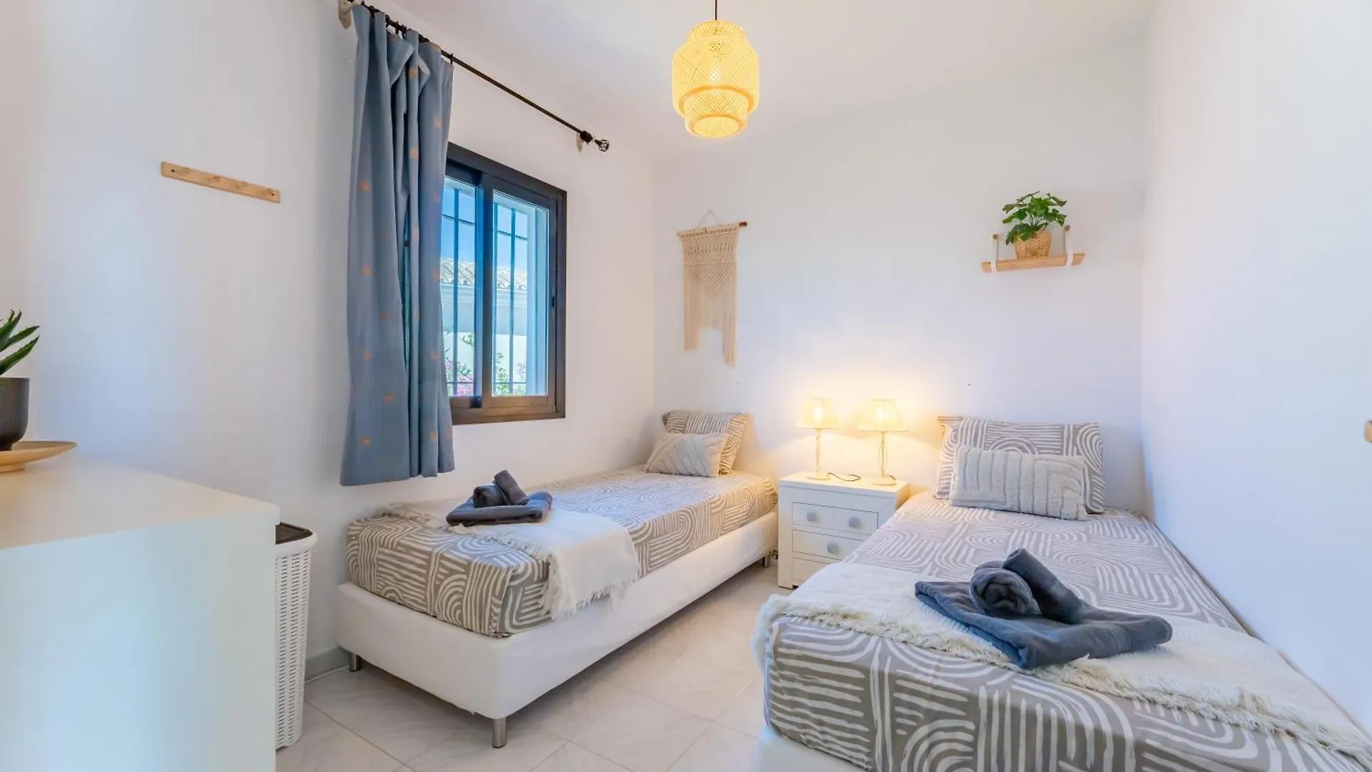 Casa La Fuente Nueve - Family Friendly Townhouse With Pool And 3 Bedrooms Sitio de Calahonda