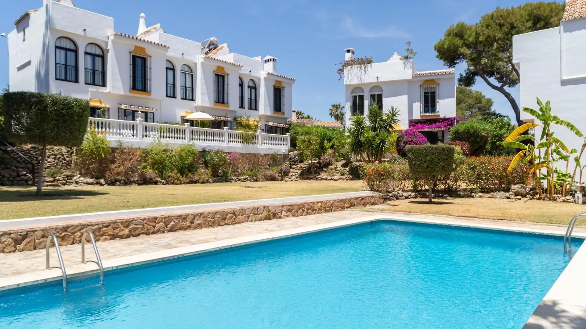 Casa La Fuente Nueve - Family Friendly Townhouse With Pool And 3 Bedrooms Sitio de Calahonda 0*,  Spain